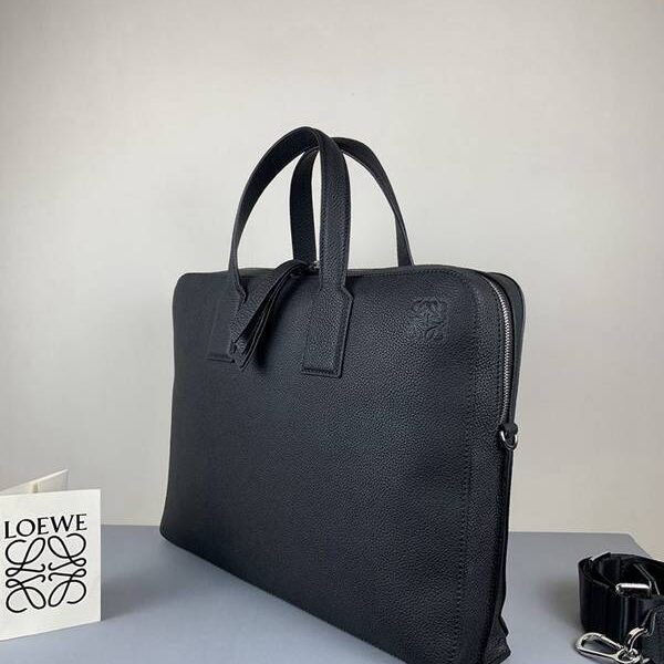 高仿包LOEWE公事包造型纖薄小巧耐磨的柔軟粒面小牛皮blpj13278