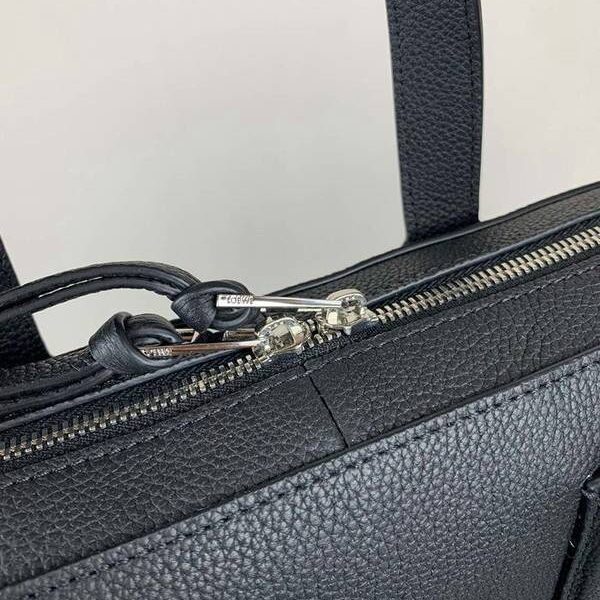 高仿包LOEWE公事包造型纖薄小巧耐磨的柔軟粒面小牛皮blpj13278