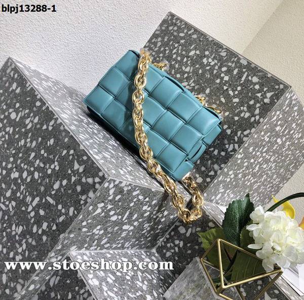高仿精品BOTTEGA VENETABottega Veneta Chain Padded Cassette 時髦精品大金鏈條Padded Cassette Q軟的皮質blpj13288
