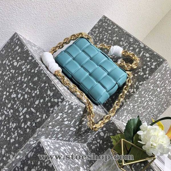 高仿精品BOTTEGA VENETABottega Veneta Chain Padded Cassette 時髦精品大金鏈條Padded Cassette Q軟的皮質blpj13288