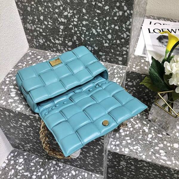 高仿精品BOTTEGA VENETABottega Veneta Chain Padded Cassette 時髦精品大金鏈條Padded Cassette Q軟的皮質blpj13288