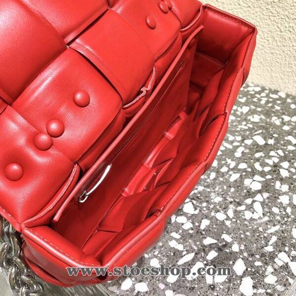 原版A貨BOTTEGA VENETABottega Veneta Chain Padded Cassette 時髦精品大金鏈條Padded Cassette Q軟的皮質blpj13290