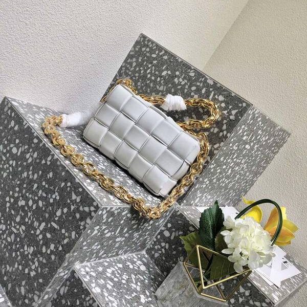 高仿原單BOTTEGA VENETABottega Veneta Chain Padded Cassette 時髦精品大金鏈條Padded Cassette Q軟的皮質blpj13297
