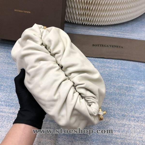 高仿網台灣BOTTEGA VENETAThe Chain pouch 2020 bv雲朵包柔軟牛皮blpj13353 4 高仿網台灣BOTTEGA VENETAThe Chain pouch 2020 bv雲朵包柔軟牛皮blpj13353