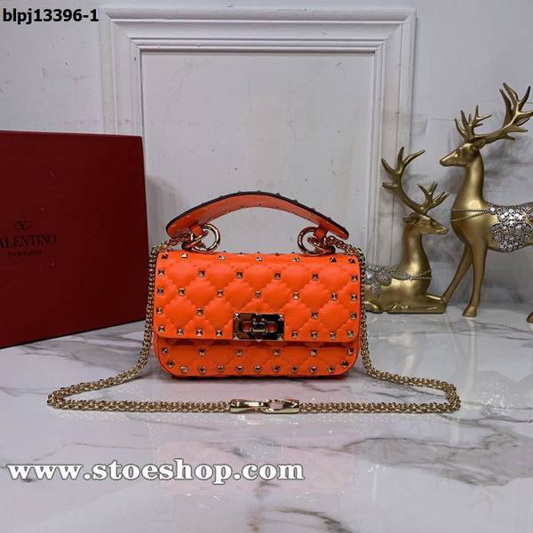 A貨之家Valentino螢光橙色 Valentino Garavani Rockstud Spike bag0124柔軟皺紋小羊皮blpj13396