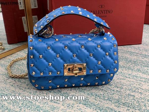 高仿網台灣Valentino螢光色Valentino Garavani Rockstud Spike bag0124柔軟皺紋小羊皮blpj13398