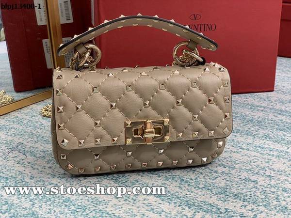 最高等級Valentino奶茶色Valentino Garavani Rockstud Spike bag0124柔軟皺紋小羊皮blpj13400