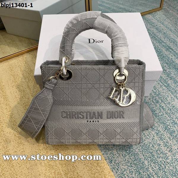 高仿精品DIOR岩石灰金扣Christian Dior 2020春夏大秀Dior 2020春夏系列元素色調貼近植被，各式藤蔓印花blpj13401