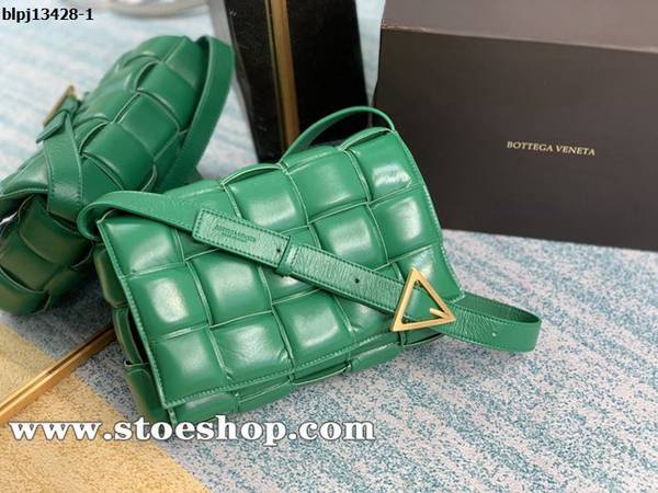 高仿包BOTTEGA VENETACassette全皮枕頭包經典編織抽象升級成一個個立體格子柔軟高級小牛皮blpj13428
