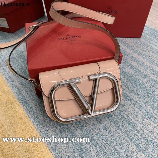 高仿精品推薦Valentino漆皮白鋼扣金扣風琴包Valentino Garavani MAXI 2020款金屬LOGO小牛皮斜挎包blpj13618 1 高仿精品推薦Valentino漆皮白鋼扣金扣風琴包Valentino Garavani MAXI 2020款金屬LOGO小牛皮斜挎包blpj13618