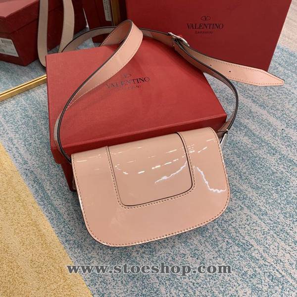 高仿精品推薦Valentino漆皮白鋼扣金扣風琴包Valentino Garavani MAXI 2020款金屬LOGO小牛皮斜挎包blpj13618 2 高仿精品推薦Valentino漆皮白鋼扣金扣風琴包Valentino Garavani MAXI 2020款金屬LOGO小牛皮斜挎包blpj13618