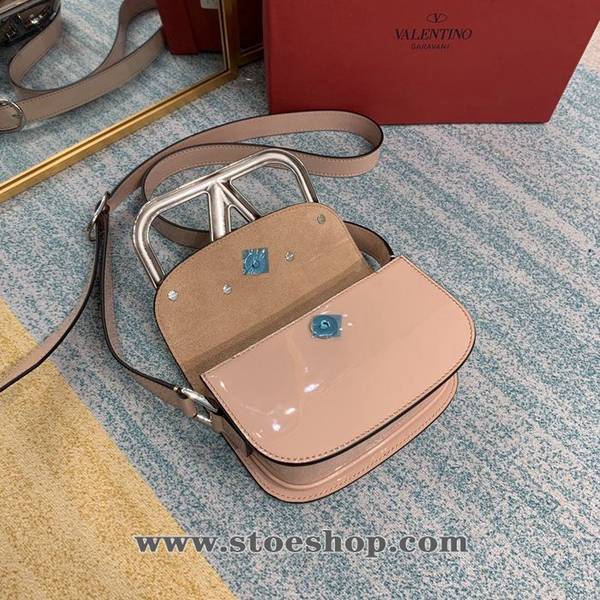 高仿精品推薦Valentino漆皮白鋼扣金扣風琴包Valentino Garavani MAXI 2020款金屬LOGO小牛皮斜挎包blpj13618 6 高仿精品推薦Valentino漆皮白鋼扣金扣風琴包Valentino Garavani MAXI 2020款金屬LOGO小牛皮斜挎包blpj13618