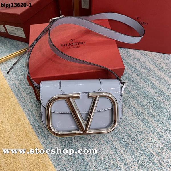 時尚a貨Valentino漆皮白鋼扣金扣風琴包 Valentino Garavani MAXI 2020款金屬LOGO小牛皮斜挎包blpj13620 1 時尚a貨Valentino漆皮白鋼扣金扣風琴包 Valentino Garavani MAXI 2020款金屬LOGO小牛皮斜挎包blpj13620