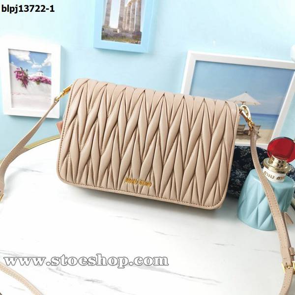竭誠精品miumiu新款斜挎包採用頂級進口Matelasse小羊皮，經典皺褶凸紋壓花做法blpj13722
