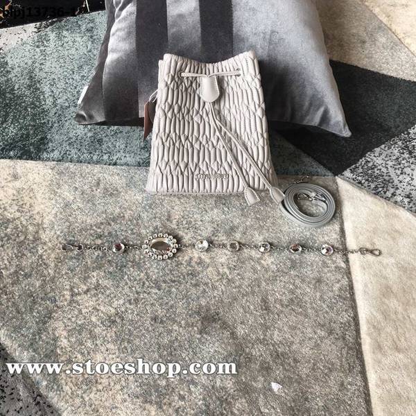 高仿包包miumiu新款水晶鏈桶包採用頂級進口Matelasse小羊皮，經典壓紋小花blpj13736
