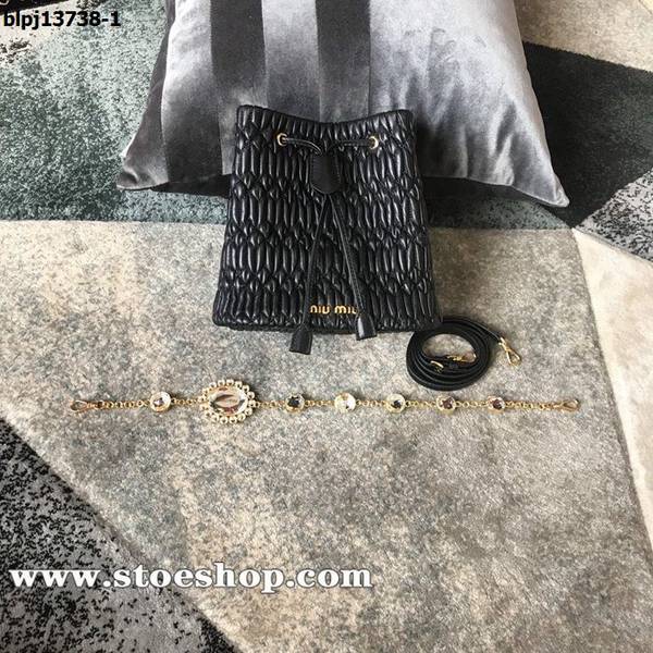 奢侈品1：1miumiu新款水晶鏈桶包採用頂級進口Matelasse小羊皮，經典壓紋小花blpj13738
