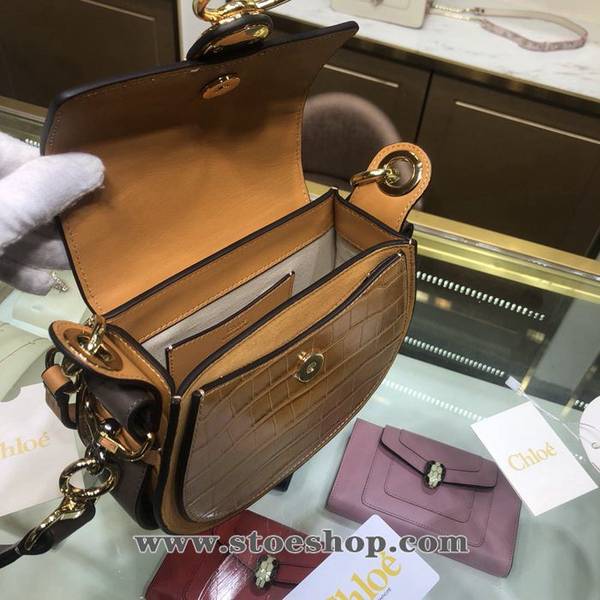 奢侈品高仿chloeChloe本季新品“Tess”單肩包馬術風格採用鱷魚紋皮革、蜥蜴紋皮革和光滑皮革精製而成blpj13745 8 奢侈品高仿chloeChloe本季新品“Tess”單肩包馬術風格採用鱷魚紋皮革、蜥蜴紋皮革和光滑皮革精製而成blpj13745