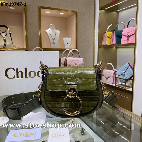 高仿chloeChloe本季新品“Tess”單肩包馬術風格採用鱷魚紋皮革、蜥蜴紋皮革和光滑皮革精製而成blpj13747 1 高仿chloeChloe本季新品“Tess”單肩包馬術風格採用鱷魚紋皮革、蜥蜴紋皮革和光滑皮革精製而成blpj13747