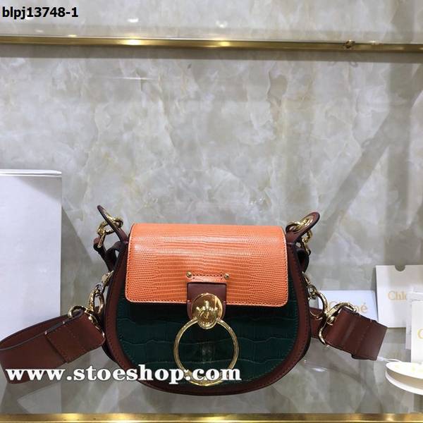 高仿A貨chloeChloe本季新品“Tess”單肩包馬術風格採用鱷魚紋皮革、蜥蜴紋皮革和光滑皮革精製而成blpj13748 1 高仿A貨chloeChloe本季新品“Tess”單肩包馬術風格採用鱷魚紋皮革、蜥蜴紋皮革和光滑皮革精製而成blpj13748