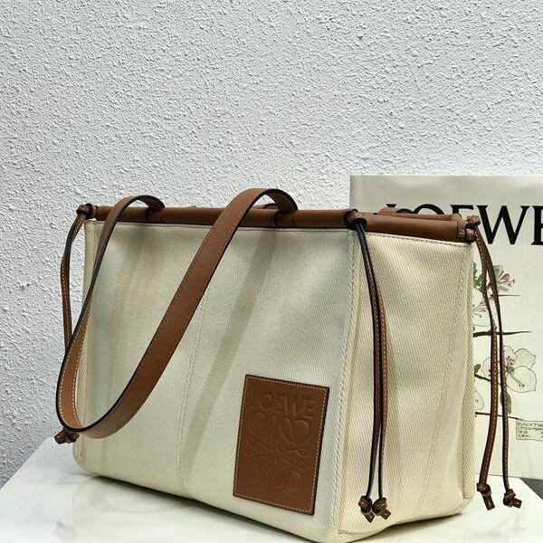 頂級原單LOEWE羅意威專櫃新品特色米白色布包cushion tote bag進口帆布搭配進口小牛皮blpj13778