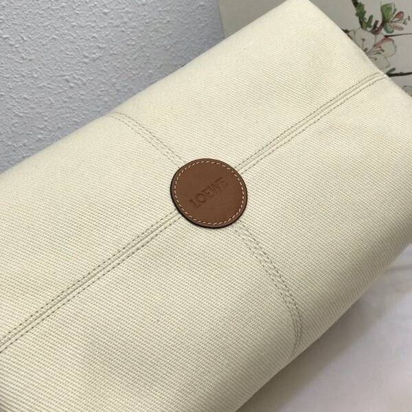 頂級原單LOEWE羅意威專櫃新品特色米白色布包cushion tote bag進口帆布搭配進口小牛皮blpj13778