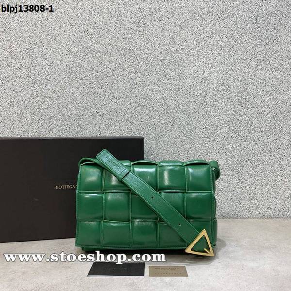 高仿精品BOTTEGA VENETACassette全皮枕頭包祖母綠立體格子柔軟高級小牛皮blpj13808 1 高仿精品BOTTEGA VENETACassette全皮枕頭包祖母綠立體格子柔軟高級小牛皮blpj13808