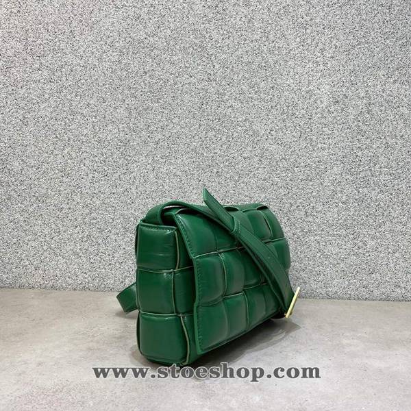 高仿精品BOTTEGA VENETACassette全皮枕頭包祖母綠立體格子柔軟高級小牛皮blpj13808 2 高仿精品BOTTEGA VENETACassette全皮枕頭包祖母綠立體格子柔軟高級小牛皮blpj13808