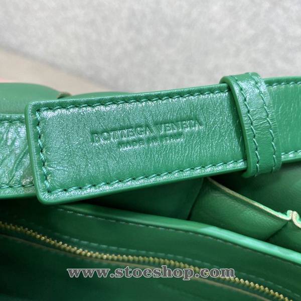 高仿精品BOTTEGA VENETACassette全皮枕頭包祖母綠立體格子柔軟高級小牛皮blpj13808 6 高仿精品BOTTEGA VENETACassette全皮枕頭包祖母綠立體格子柔軟高級小牛皮blpj13808