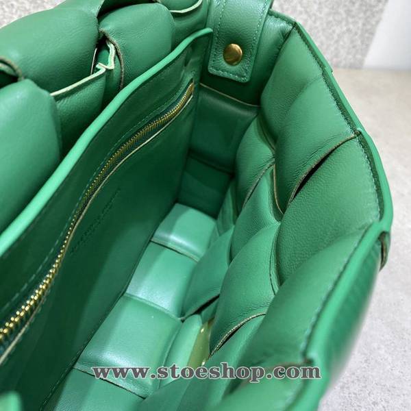 高仿精品BOTTEGA VENETACassette全皮枕頭包祖母綠立體格子柔軟高級小牛皮blpj13808 8 高仿精品BOTTEGA VENETACassette全皮枕頭包祖母綠立體格子柔軟高級小牛皮blpj13808