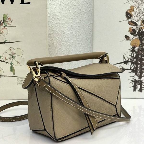 高仿高仿包包批發LOEWE荔枝卡其羅意威全新推出puzzle mini採用進口小牛皮 德國進口莎菲線blpj13865