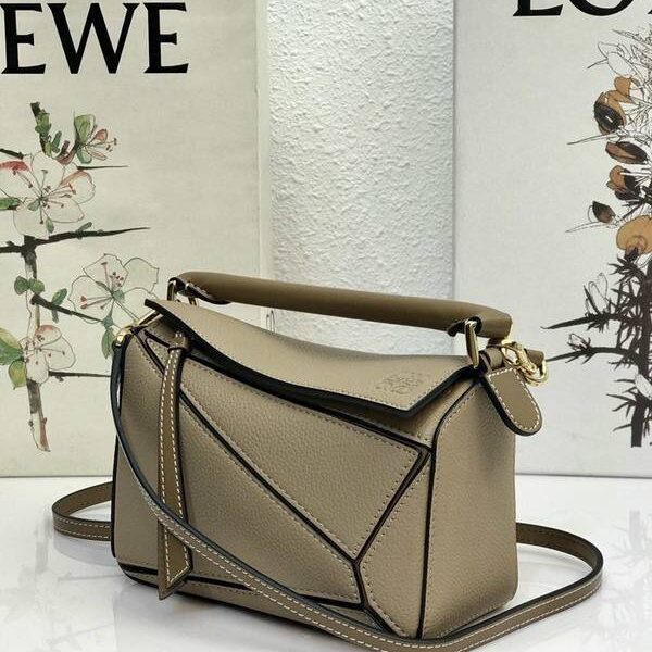 高仿高仿包包批發LOEWE荔枝卡其羅意威全新推出puzzle mini採用進口小牛皮 德國進口莎菲線blpj13865