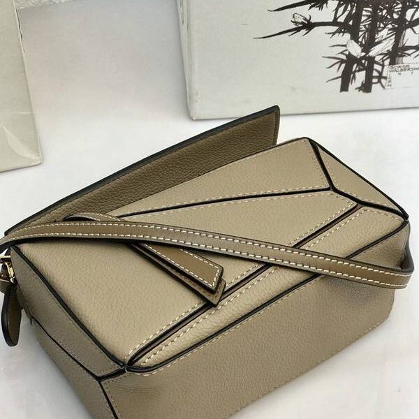 高仿高仿包包批發LOEWE荔枝卡其羅意威全新推出puzzle mini採用進口小牛皮 德國進口莎菲線blpj13865