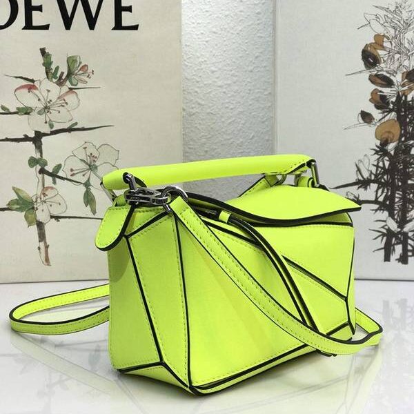 頂級高仿包包LOEWE螢光黃羅意威全新推出puzzle mini進口小牛皮 德國進口莎菲線blpj13868