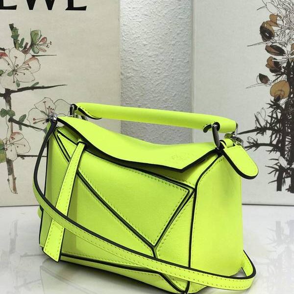 頂級高仿包包LOEWE螢光黃羅意威全新推出puzzle mini進口小牛皮 德國進口莎菲線blpj13868