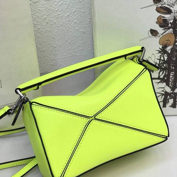 頂級高仿包包LOEWE螢光黃羅意威全新推出puzzle mini進口小牛皮 德國進口莎菲線blpj13868