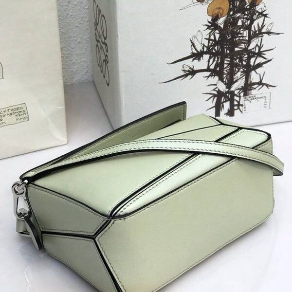原單複製LOEWE珍珠淡綠羅意威全新推出puzzle mini 進口小牛皮 德國進口莎菲線blpj13872