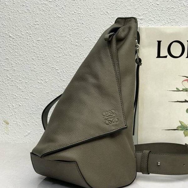 高仿包包批發LOEWEAnton sling系列胸包柔軟粒面小牛皮blpj14026
