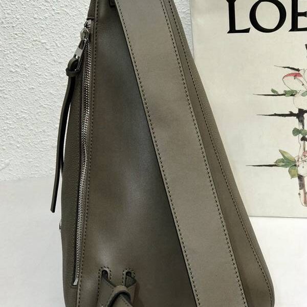高仿包包批發LOEWEAnton sling系列胸包柔軟粒面小牛皮blpj14026