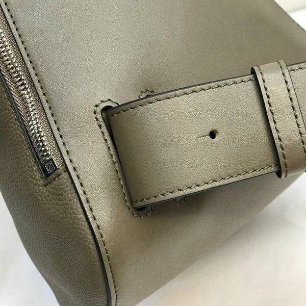 高仿包包批發LOEWEAnton sling系列胸包柔軟粒面小牛皮blpj14026