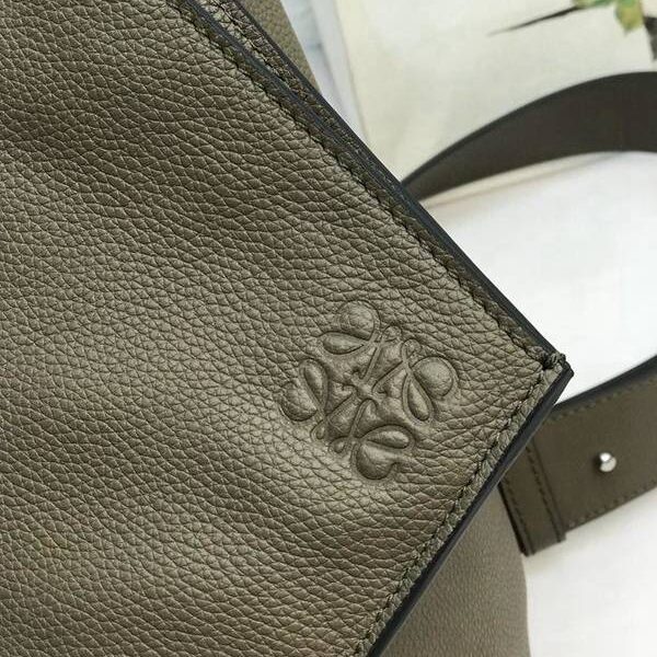 高仿包包批發LOEWEAnton sling系列胸包柔軟粒面小牛皮blpj14026