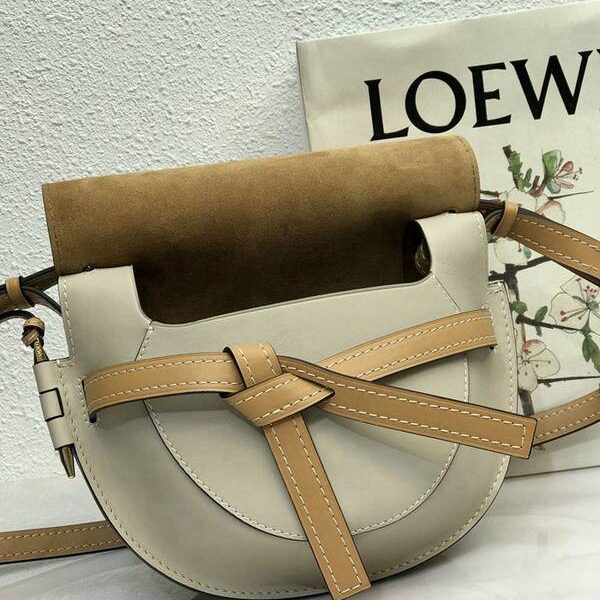 高仿a貨LOEWEGate馬鞍包 蝴蝶結不僅是裝飾，也是包蓋的唯一插口小牛皮blpj14093