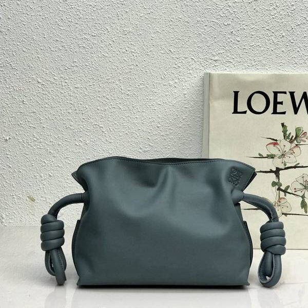 高仿名牌LOEWEFlamenco 迷你福袋柔軟細膩小牛皮blpj14097