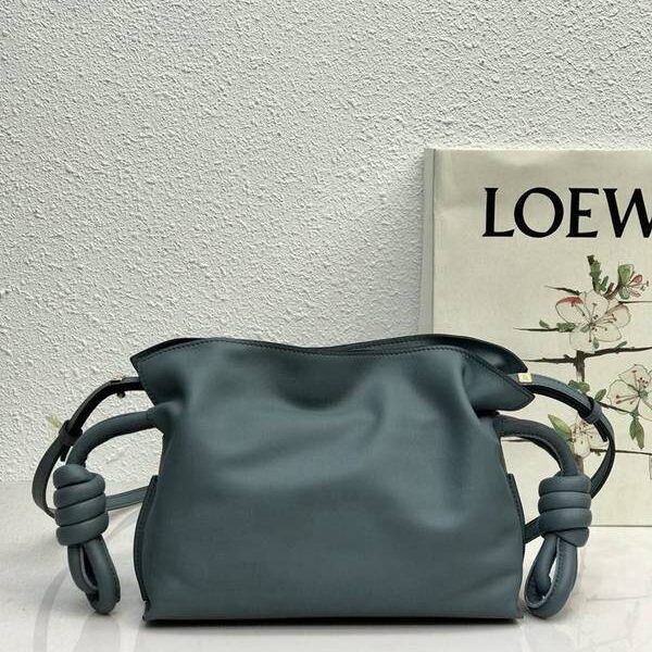 高仿名牌LOEWEFlamenco 迷你福袋柔軟細膩小牛皮blpj14097