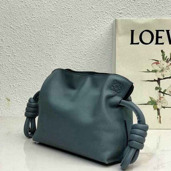 高仿名牌LOEWEFlamenco 迷你福袋柔軟細膩小牛皮blpj14097