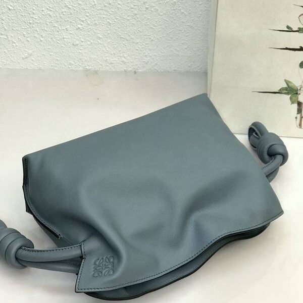 高仿名牌LOEWEFlamenco 迷你福袋柔軟細膩小牛皮blpj14097