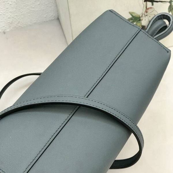 高仿名牌LOEWEFlamenco 迷你福袋柔軟細膩小牛皮blpj14097