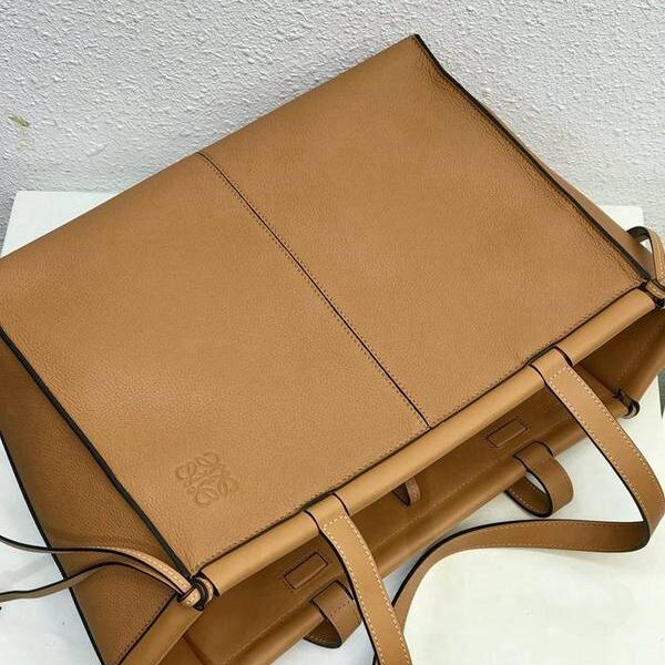 原版A貨LOEWE羅意威專櫃新品特色棕色荔枝購物包cushion tote ba進口小牛皮blpj14149