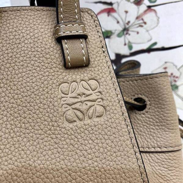 高仿包包 LOEWE 卡其荔枝紋mini hammock bag 托特包 13 高仿包包 LOEWE 卡其荔枝紋mini hammock bag 托特包