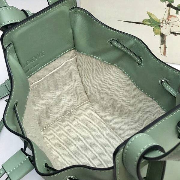 高仿網台灣 LOEWE薄荷綠mini hammock bag吊床包 12 高仿網台灣 LOEWE薄荷綠mini hammock bag吊床包