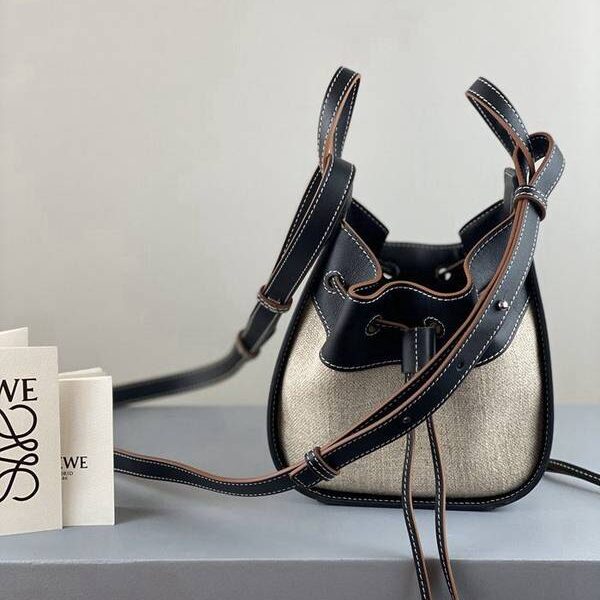 高仿名牌包LOEWE杏拼黑 Mini Hammock Dw Bag迷你吊床包blpj14291